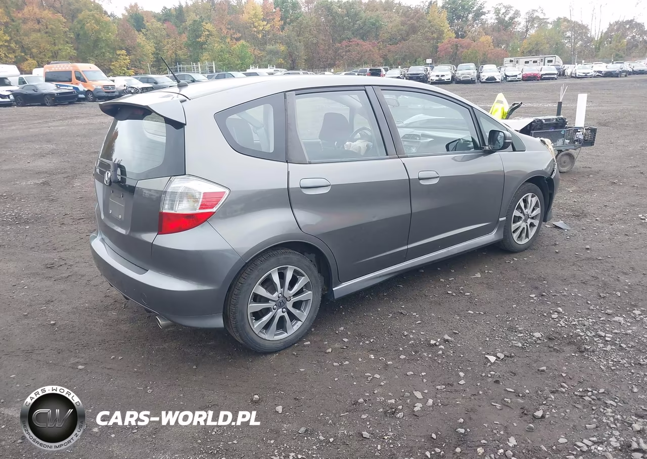 2013 Honda Fit Sport VIN:JHMGE8H52DC035155 - 4