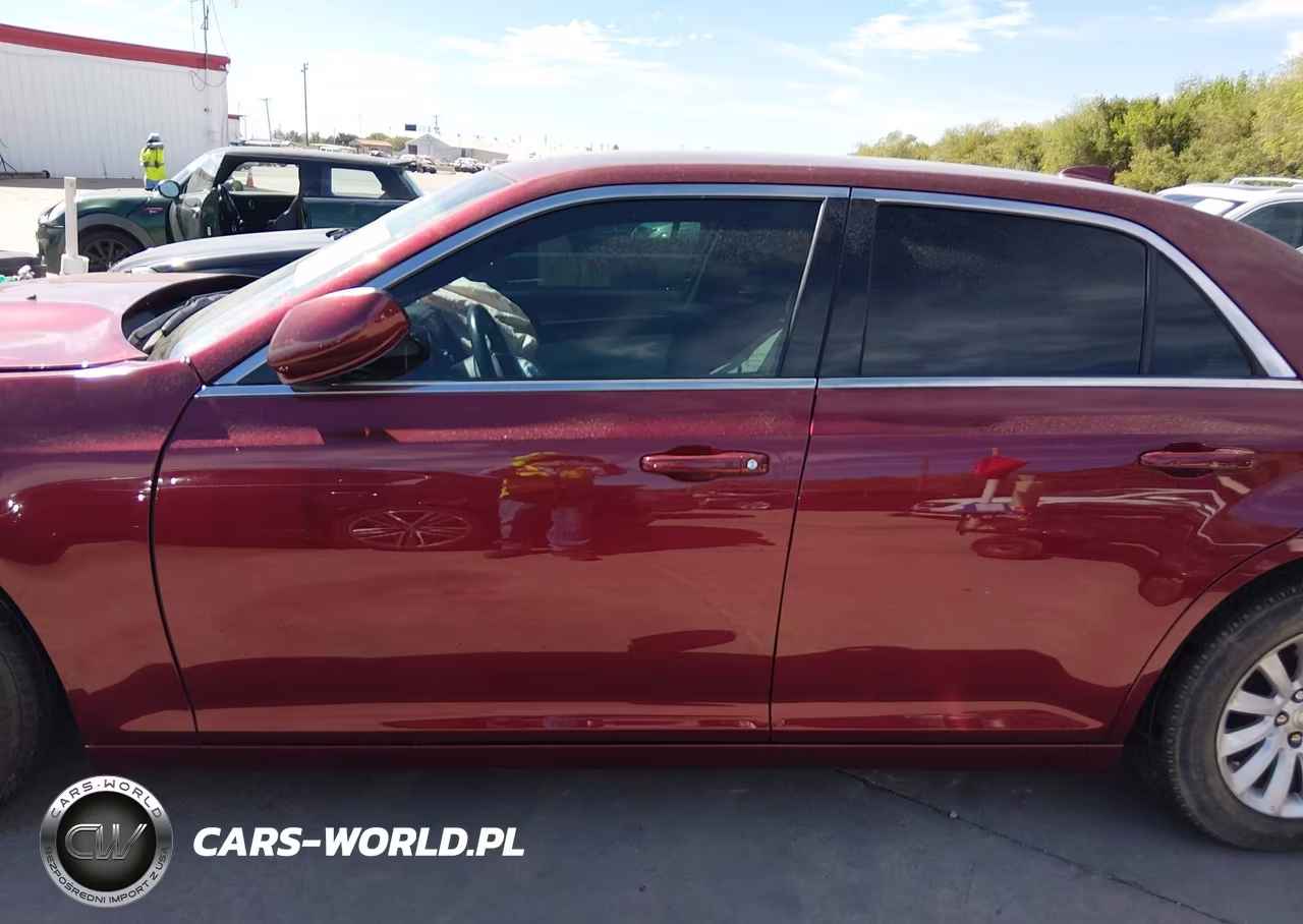 2018 Chrysler 300 Touring VIN:2C3CCAAG7JH292012 - 14