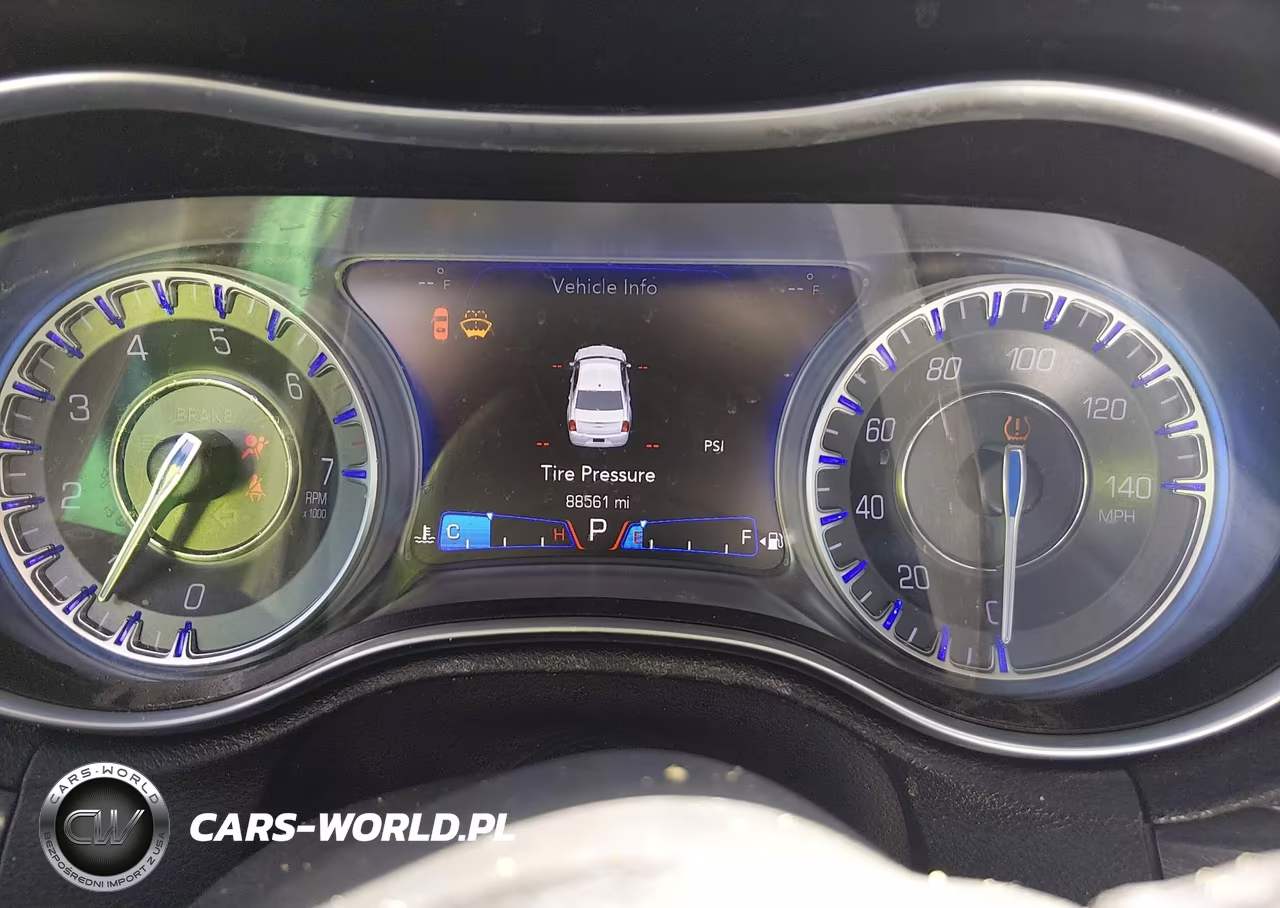 2018 Chrysler 300 Touring VIN:2C3CCAAG7JH292012 - 7