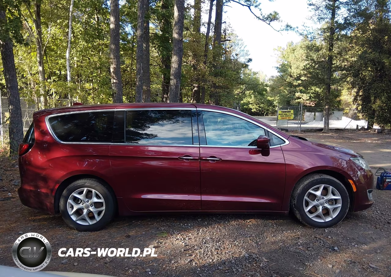 2018 Chrysler Pacifica Touring Plus VIN:2C4RC1FG3JR187282 - 13