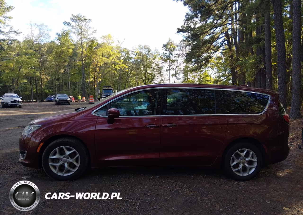 2018 Chrysler Pacifica Touring Plus VIN:2C4RC1FG3JR187282 - 14