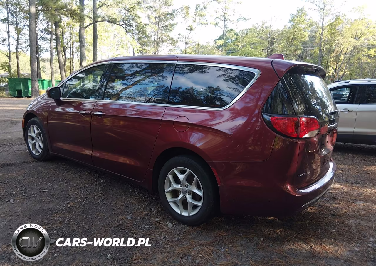 2018 Chrysler Pacifica Touring Plus VIN:2C4RC1FG3JR187282 - 3