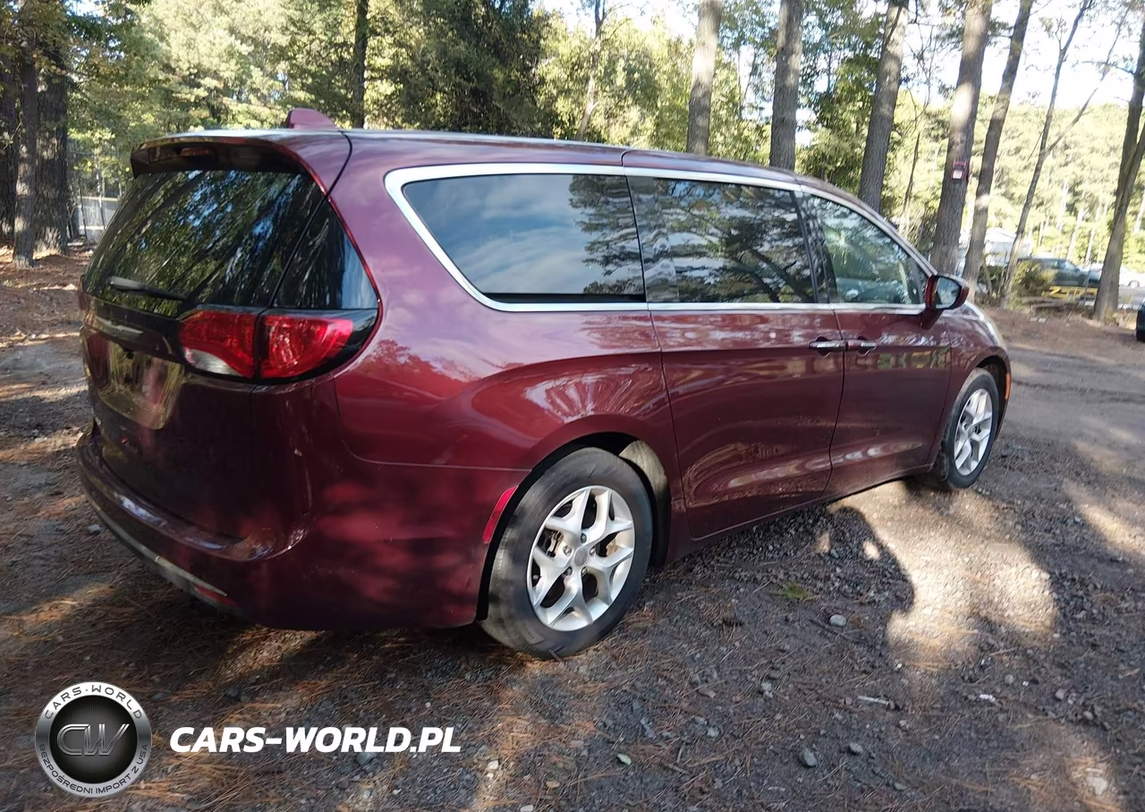 2018 Chrysler Pacifica Touring Plus VIN:2C4RC1FG3JR187282 - 4