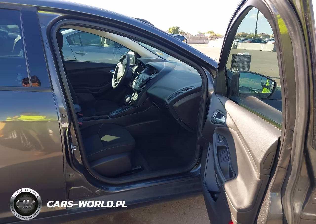 2018 Ford Focus Se VIN:1FADP3K21JL244789 - 5