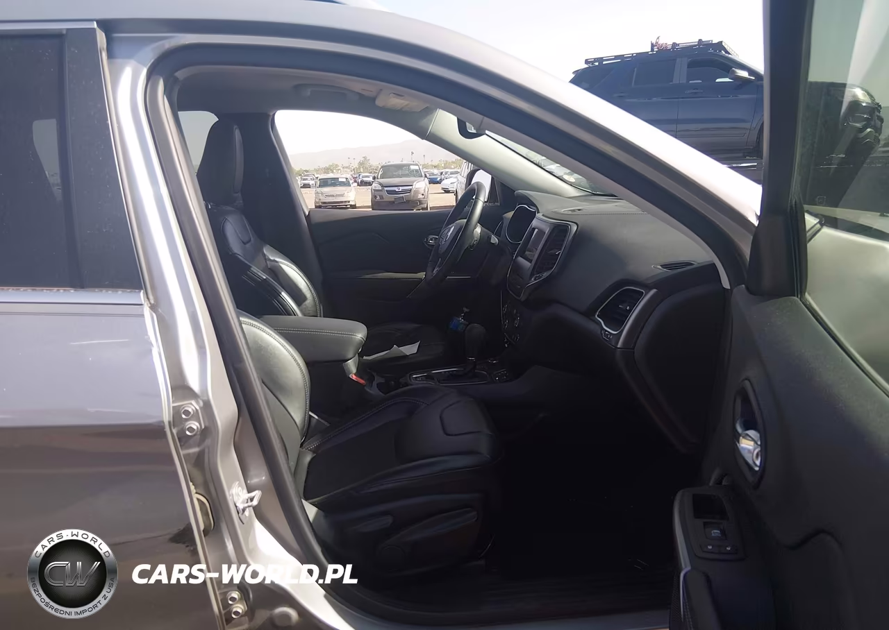 2019 Jeep Cherokee Latitude Plus 4X4 VIN:1C4PJMLX6KD351681 - 5
