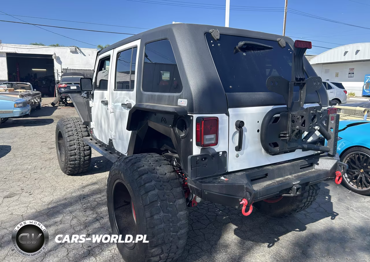 2015 Jeep Wrangler Unlimited Sahara VIN:1C4BJWEG3FL758145 - 3