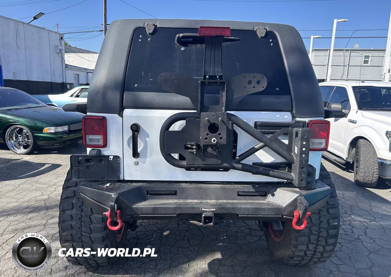 2015 Jeep Wrangler Unlimited Sahara VIN:1C4BJWEG3FL758145 - 6