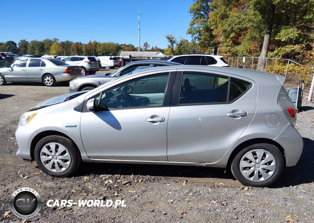 2013 Toyota Prius C Two VIN:JTDKDTB37D1546705 - 14