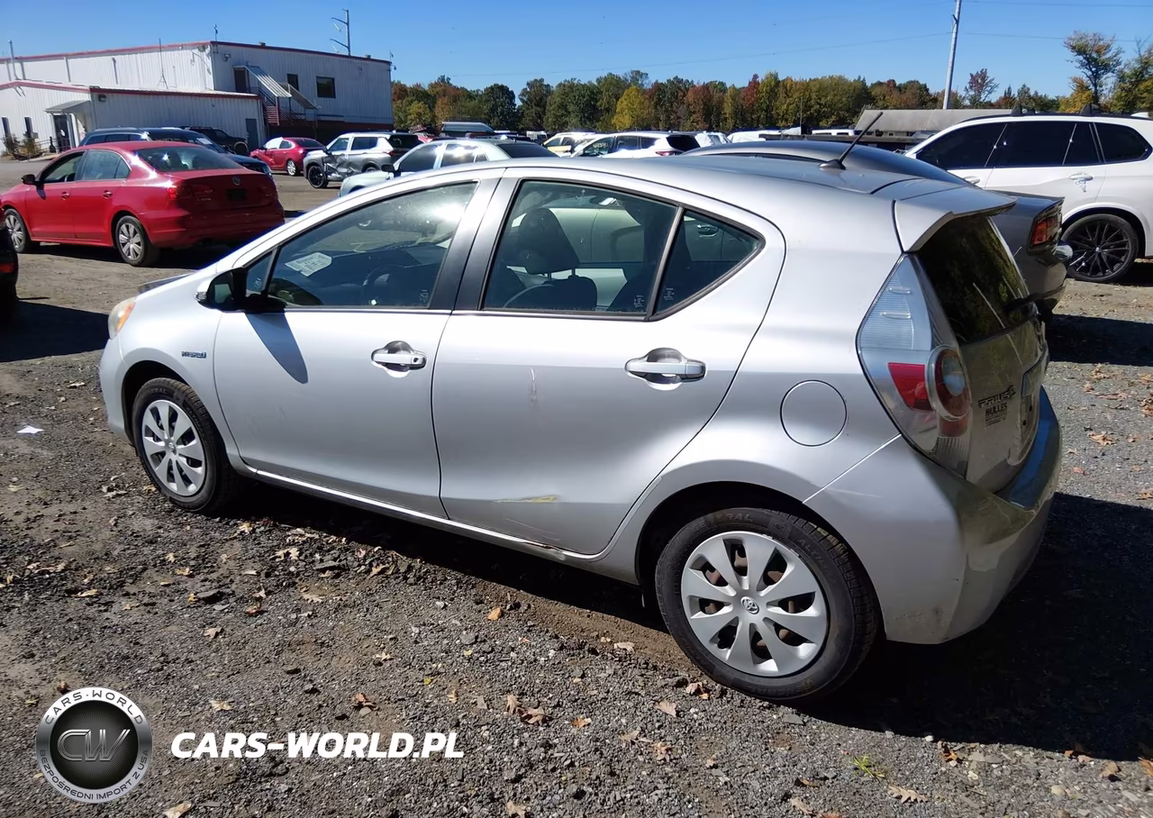 2013 Toyota Prius C Two VIN:JTDKDTB37D1546705 - 3