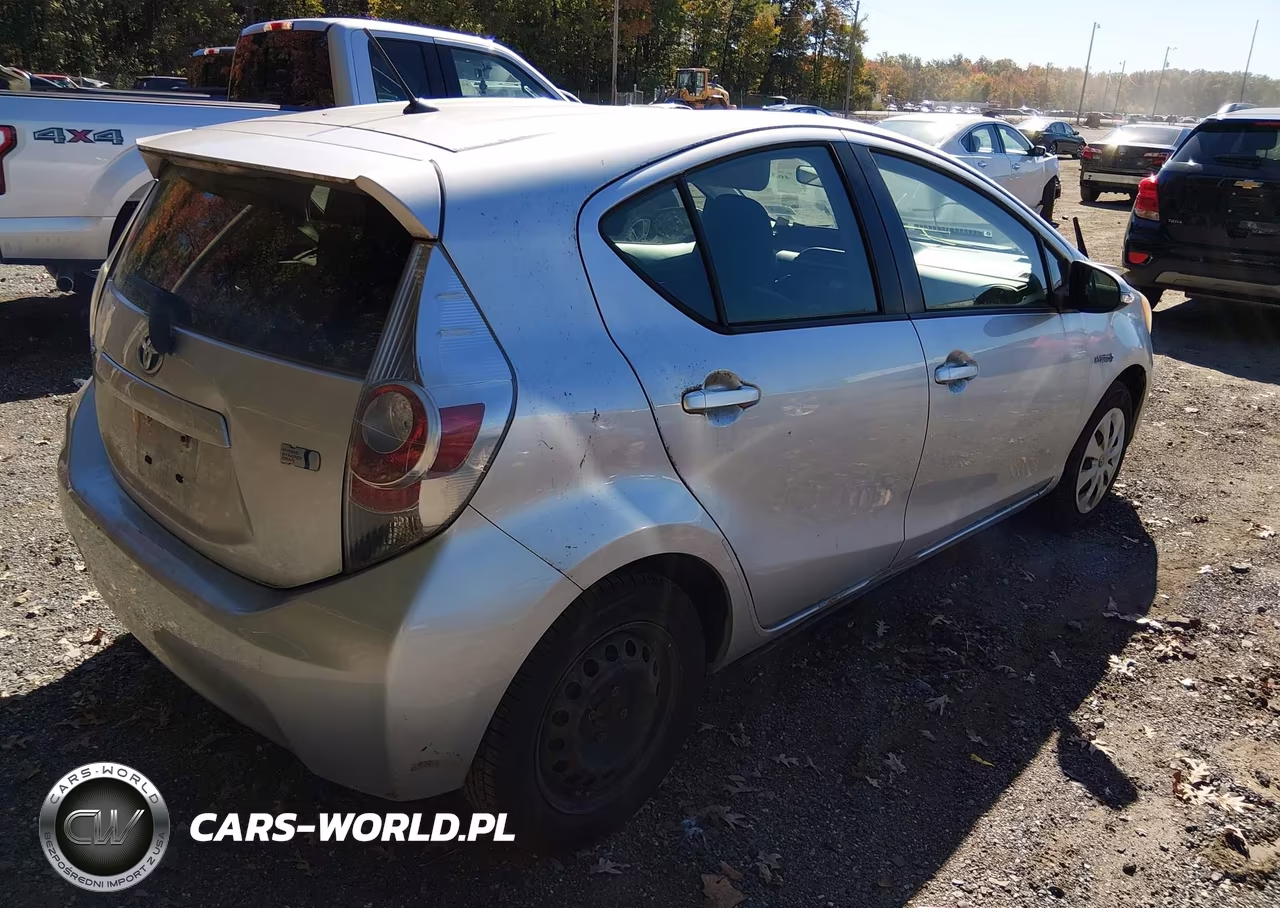 2013 Toyota Prius C Two VIN:JTDKDTB37D1546705 - 4