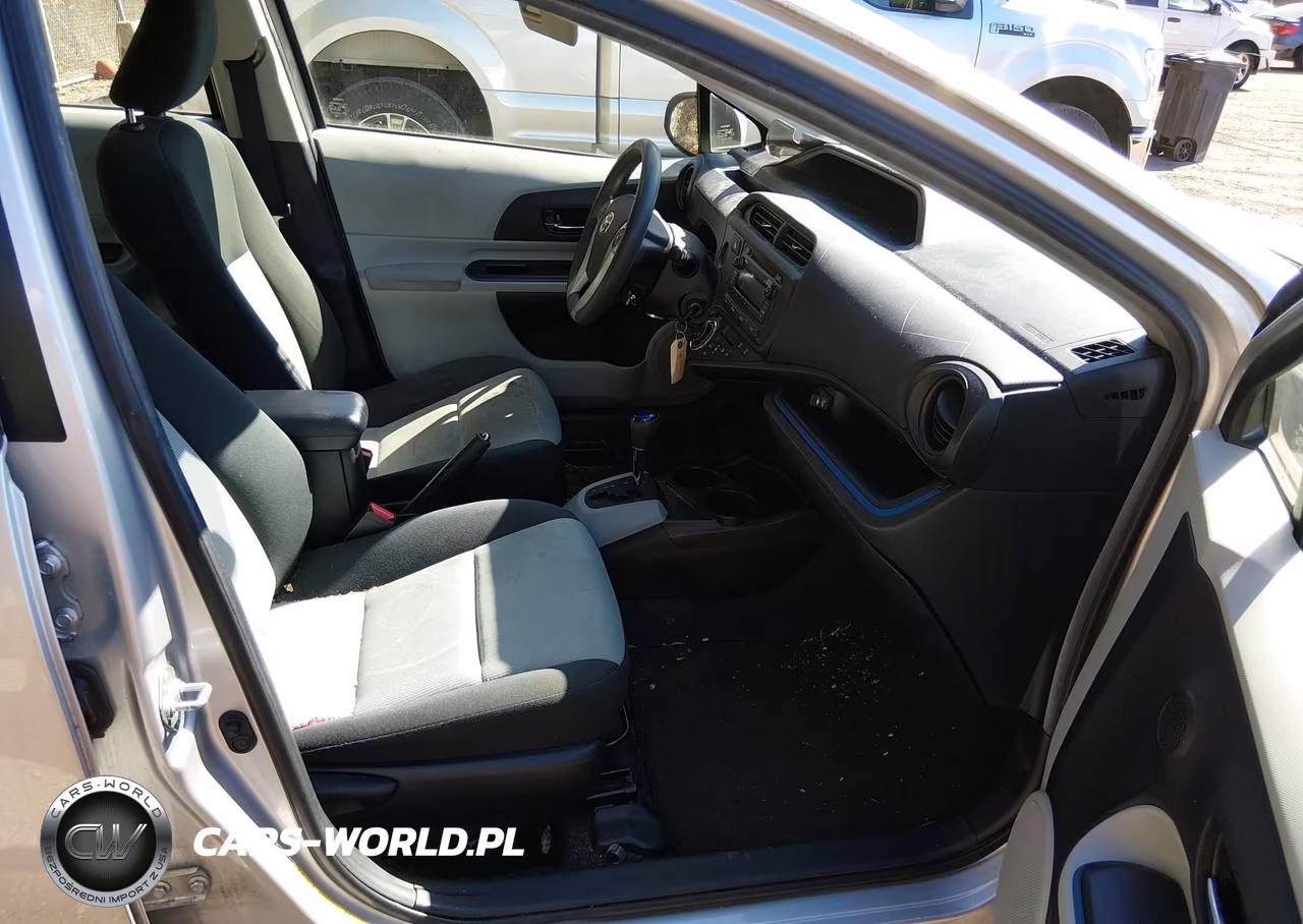 2013 Toyota Prius C Two VIN:JTDKDTB37D1546705 - 5