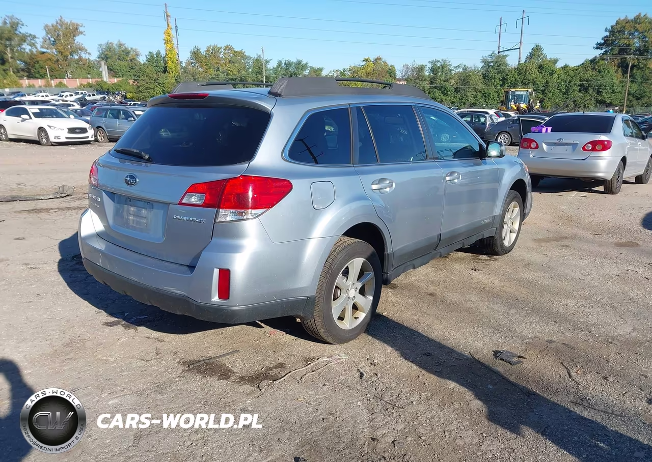 2013 Subaru Outback 2.5I Premium VIN:4S4BRBCCXD3282146 - 4