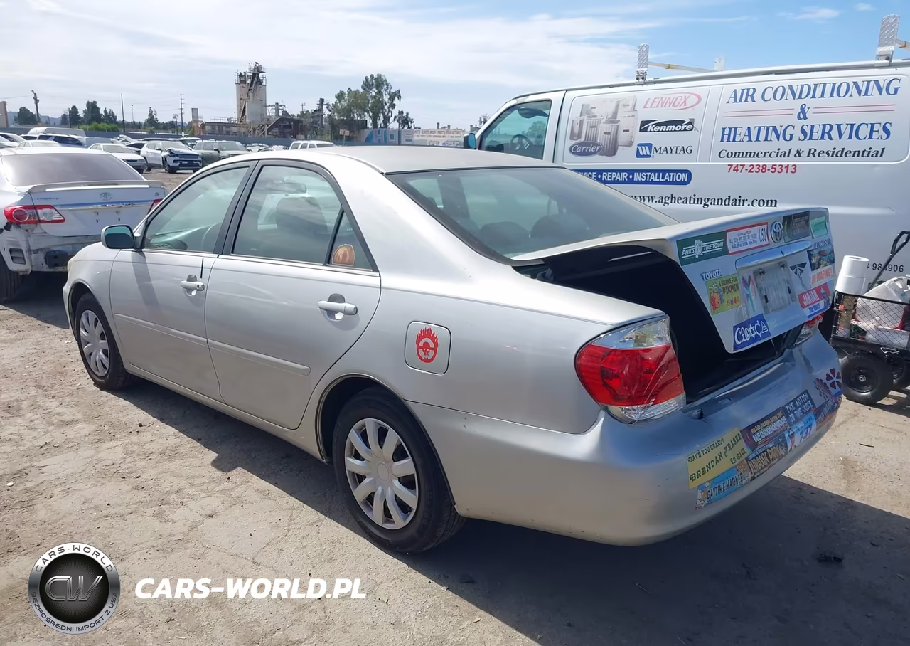 2005 Toyota Camry Le VIN:4T1BE32K75U584872 - 3