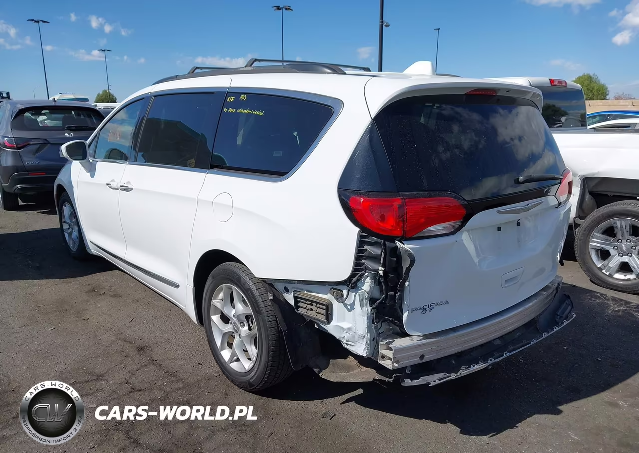 2017 Chrysler Pacifica Touring-L VIN:2C4RC1BG3HR823229 - 3