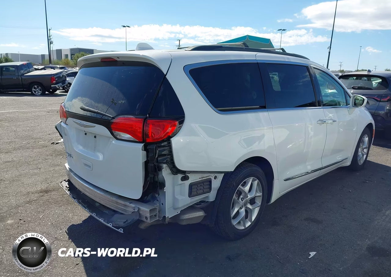 2017 Chrysler Pacifica Touring-L VIN:2C4RC1BG3HR823229 - 4