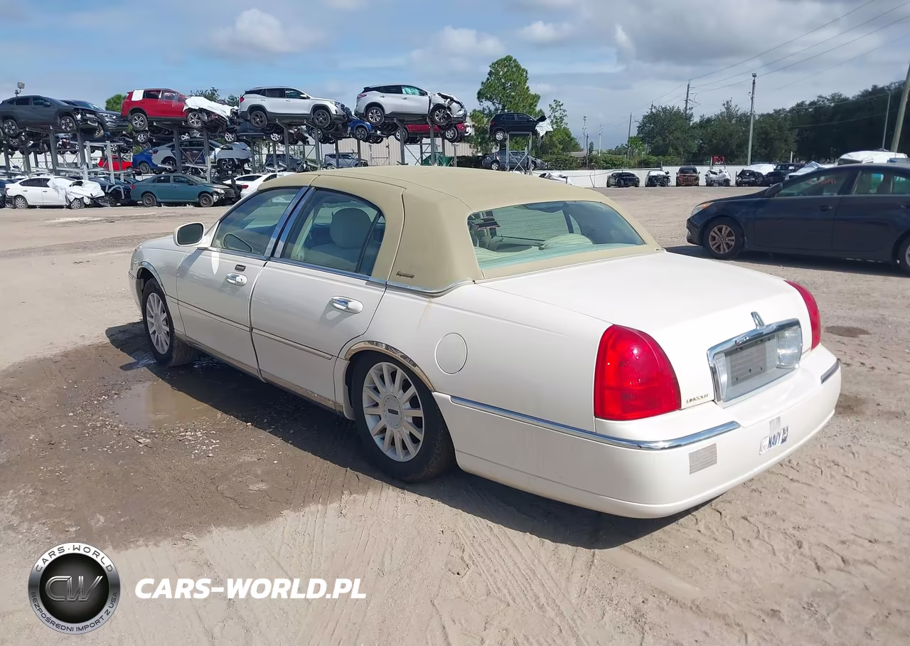 2007 Lincoln Town Car Signature VIN:1LNHM81V37Y635205 - 3