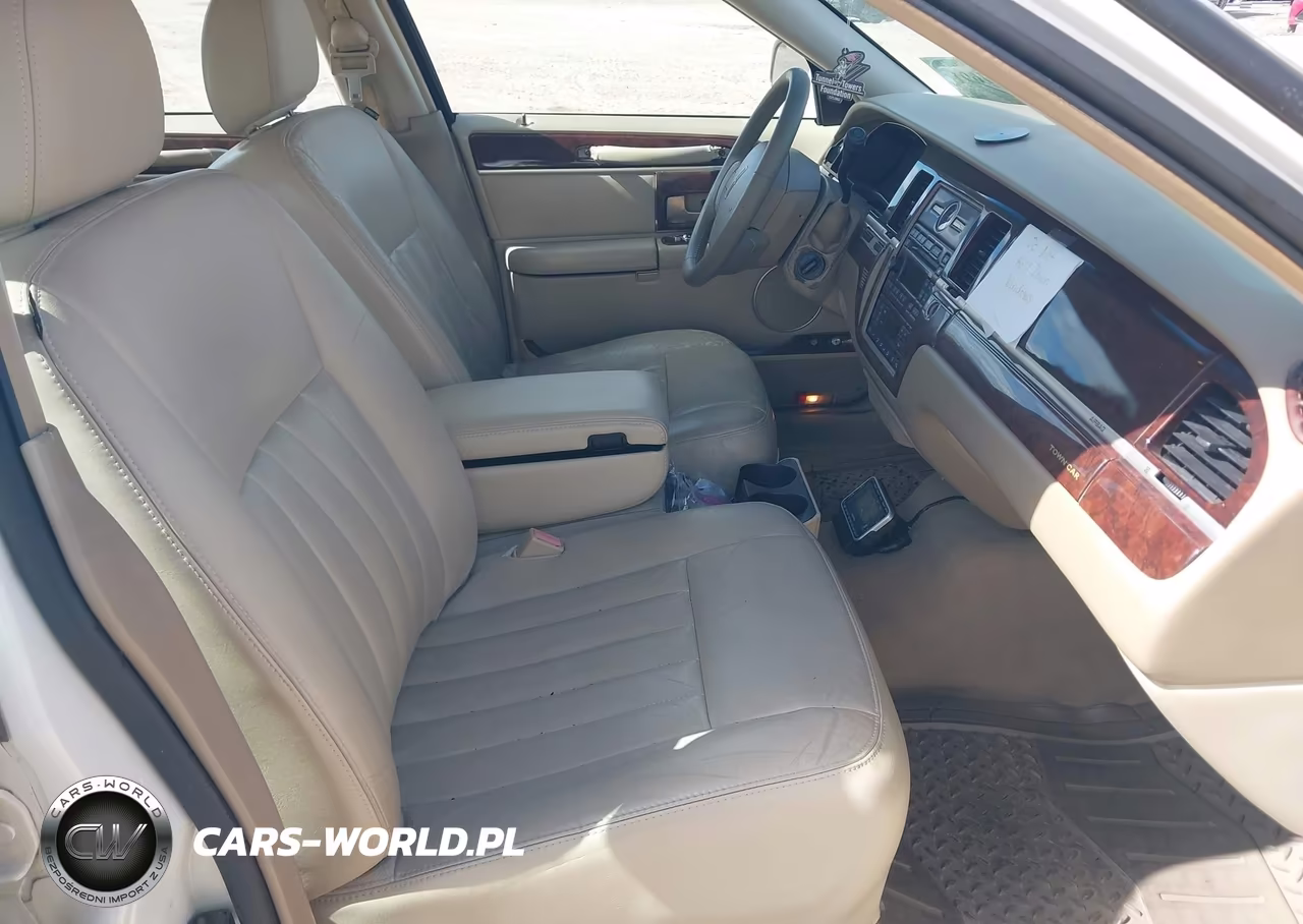 2007 Lincoln Town Car Signature VIN:1LNHM81V37Y635205 - 5