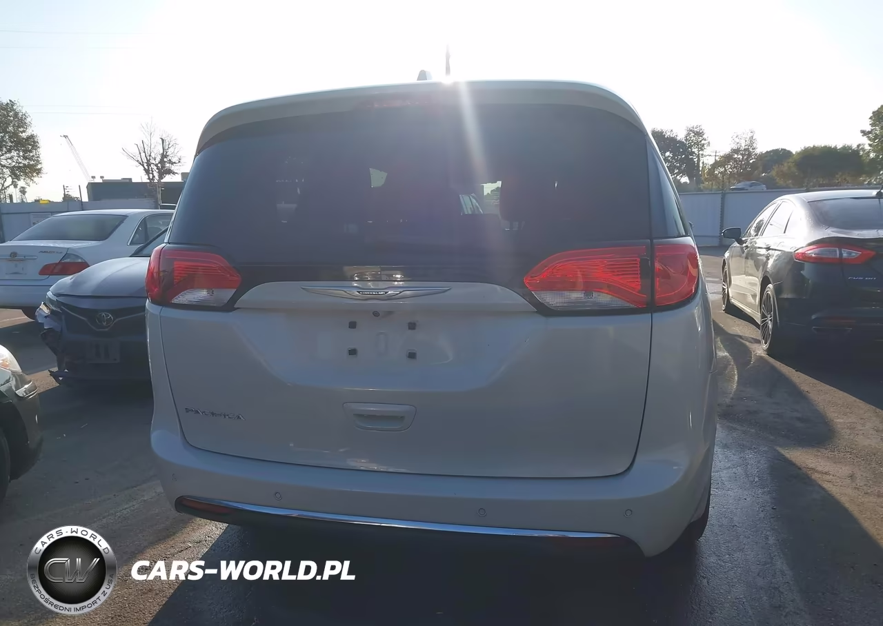 2017 Chrysler Pacifica Touring-L VIN:2C4RC1BGXHR628647 - 17