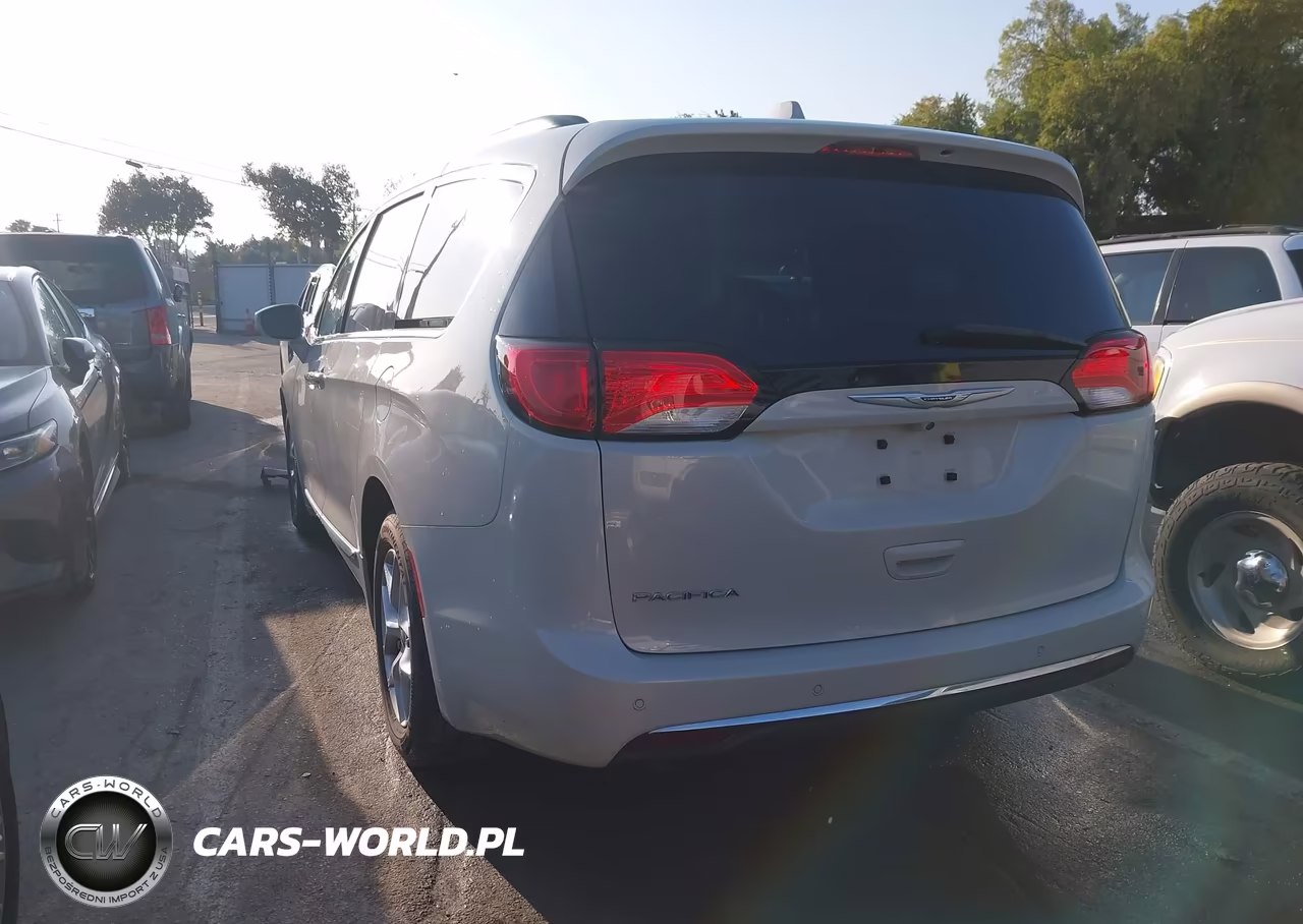 2017 Chrysler Pacifica Touring-L VIN:2C4RC1BGXHR628647 - 3