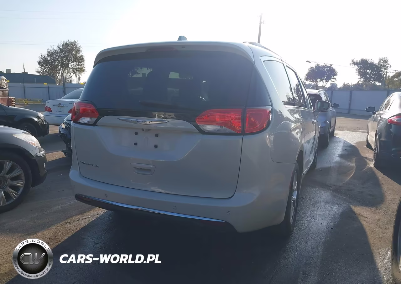 2017 Chrysler Pacifica Touring-L VIN:2C4RC1BGXHR628647 - 4