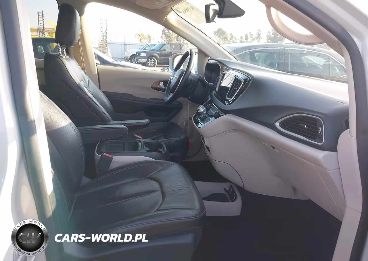 2017 Chrysler Pacifica Touring-L VIN:2C4RC1BGXHR628647 - 5