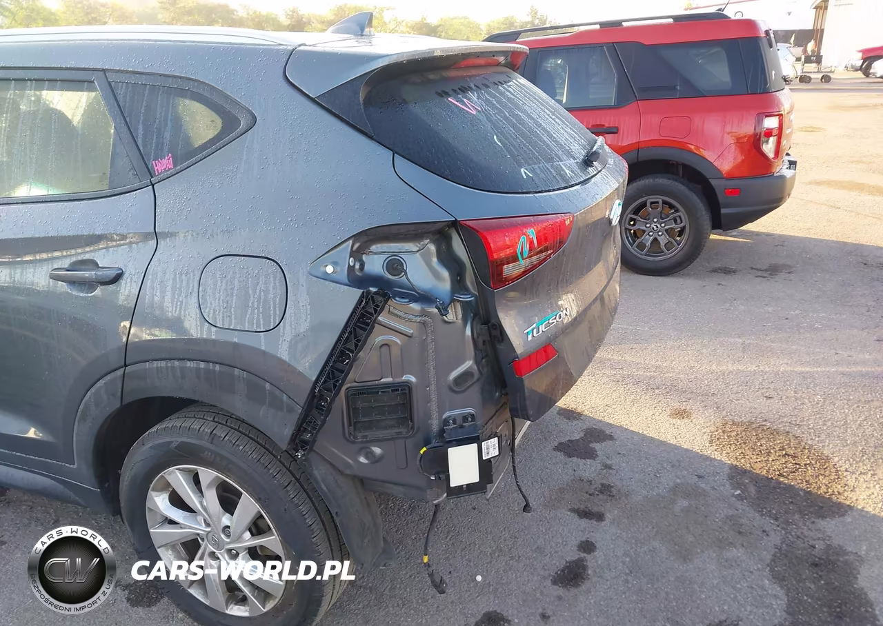 2019 Hyundai Tucson Value VIN:KM8J33A40KU031884 - 18