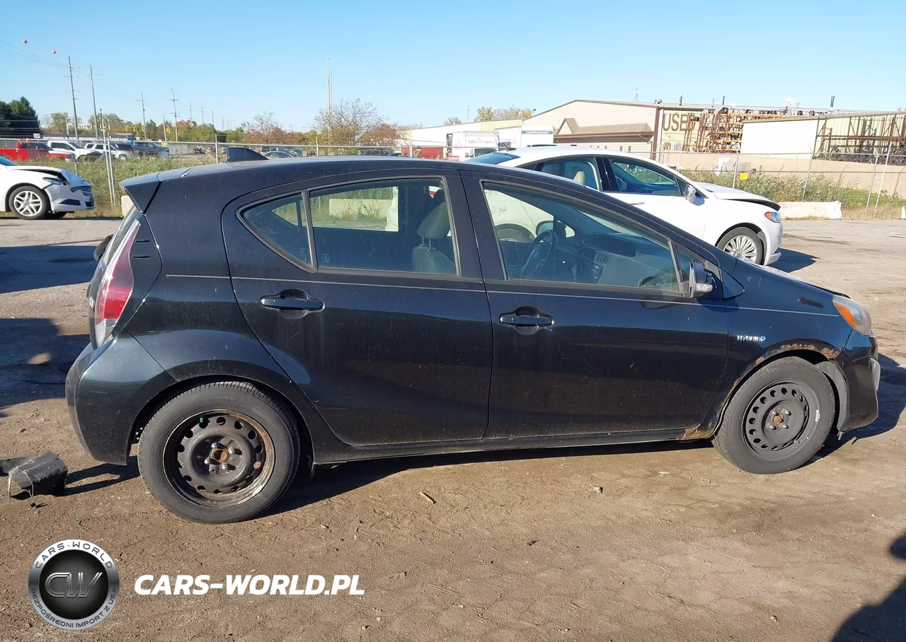 2015 Toyota Prius C Two VIN:JTDKDTB37F1100752 - 13