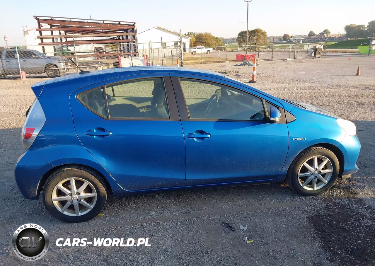 2013 Toyota Prius C Three VIN:JTDKDTB34D1049224 - 13