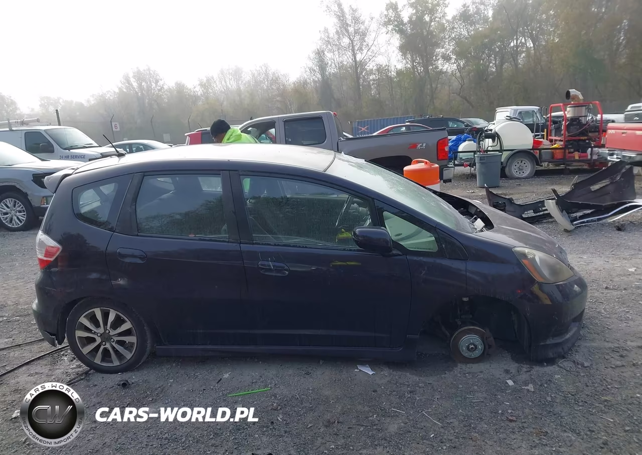 2013 Honda Fit Sport VIN:JHMGE8H52DC051288 - 13