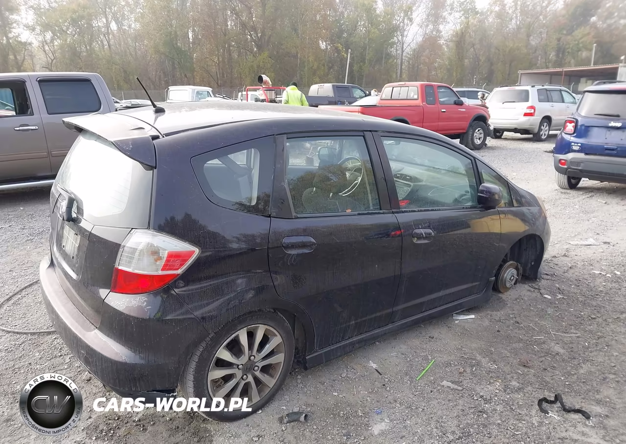 2013 Honda Fit Sport VIN:JHMGE8H52DC051288 - 4