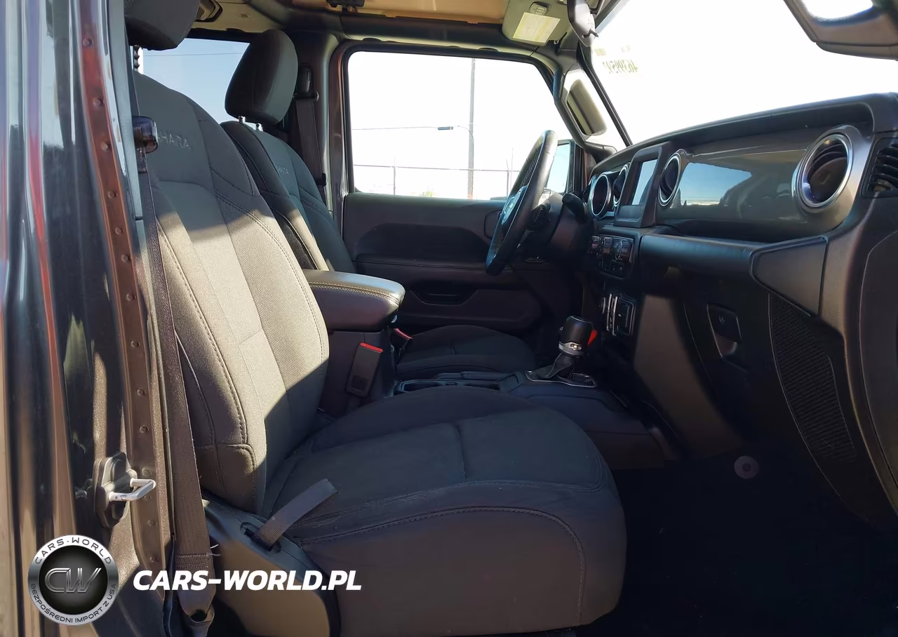 2019 Jeep Wrangler Unlimited Sahara 4X4 VIN:1C4HJXEN2KW590148 - 5