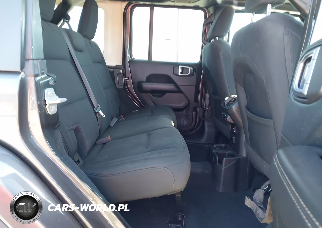 2019 Jeep Wrangler Unlimited Sahara 4X4 VIN:1C4HJXEN2KW590148 - 8