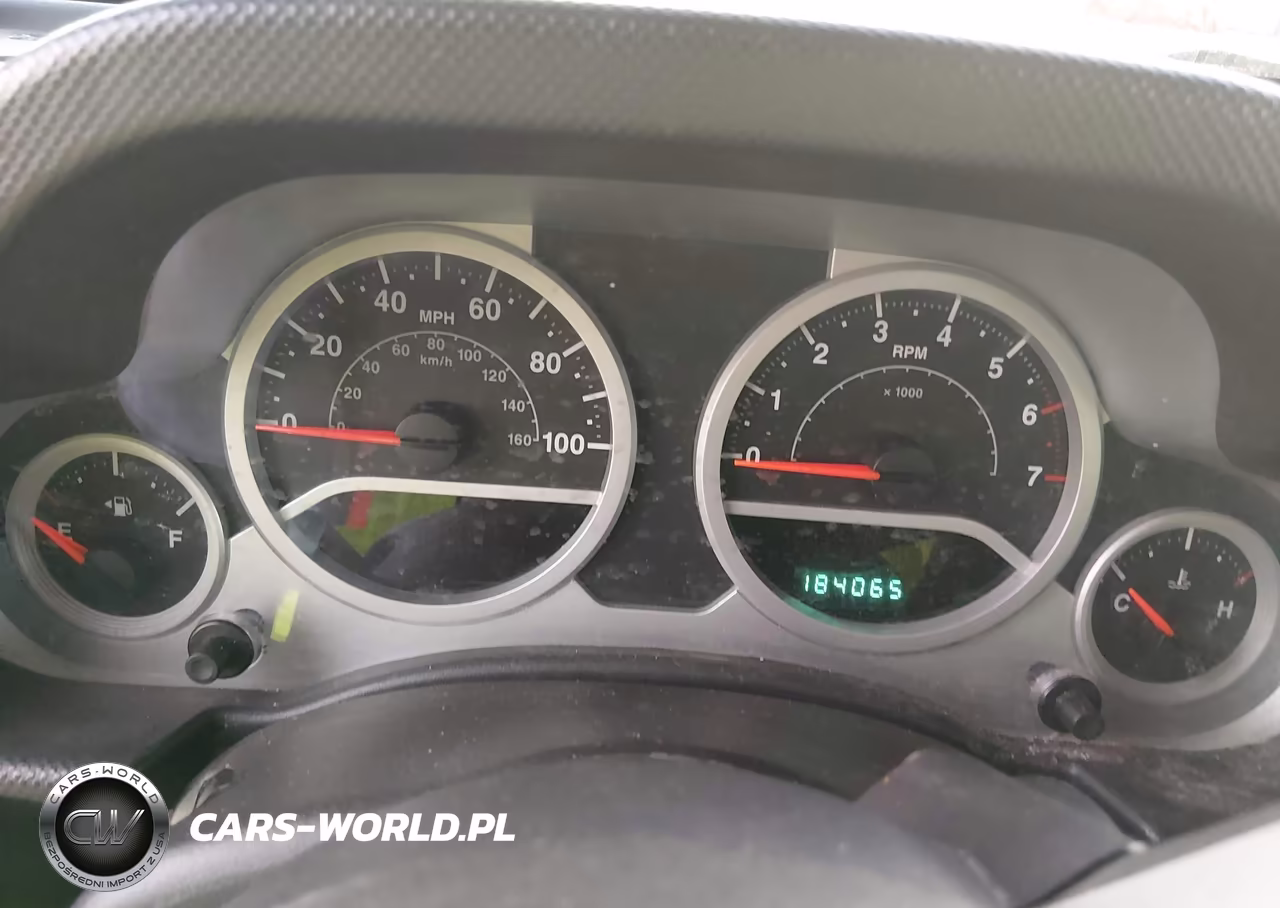 2010 Jeep Wrangler Unlimited Sahara VIN:1J4HA5H17AL137036 - 14