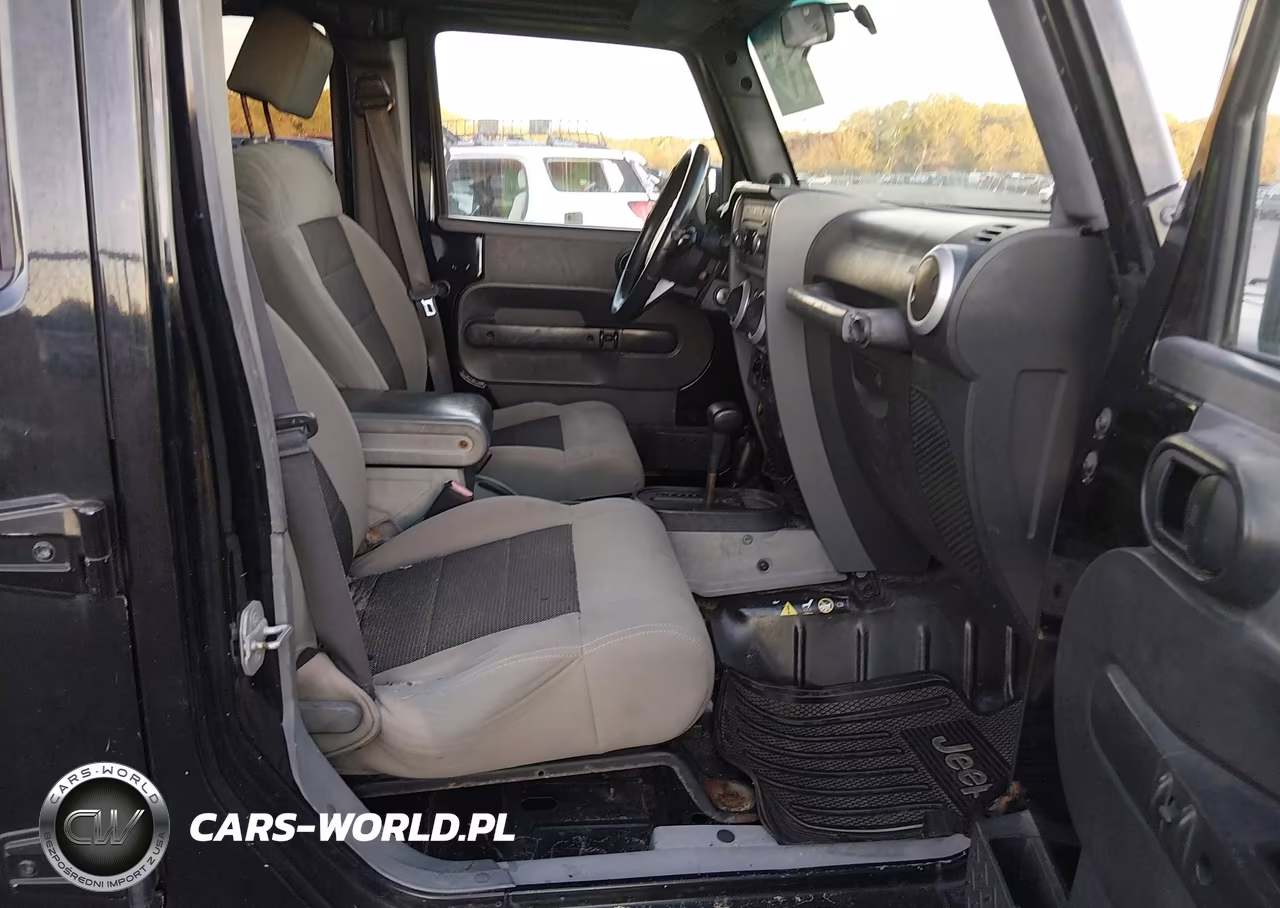 2010 Jeep Wrangler Unlimited Sahara VIN:1J4HA5H17AL137036 - 5
