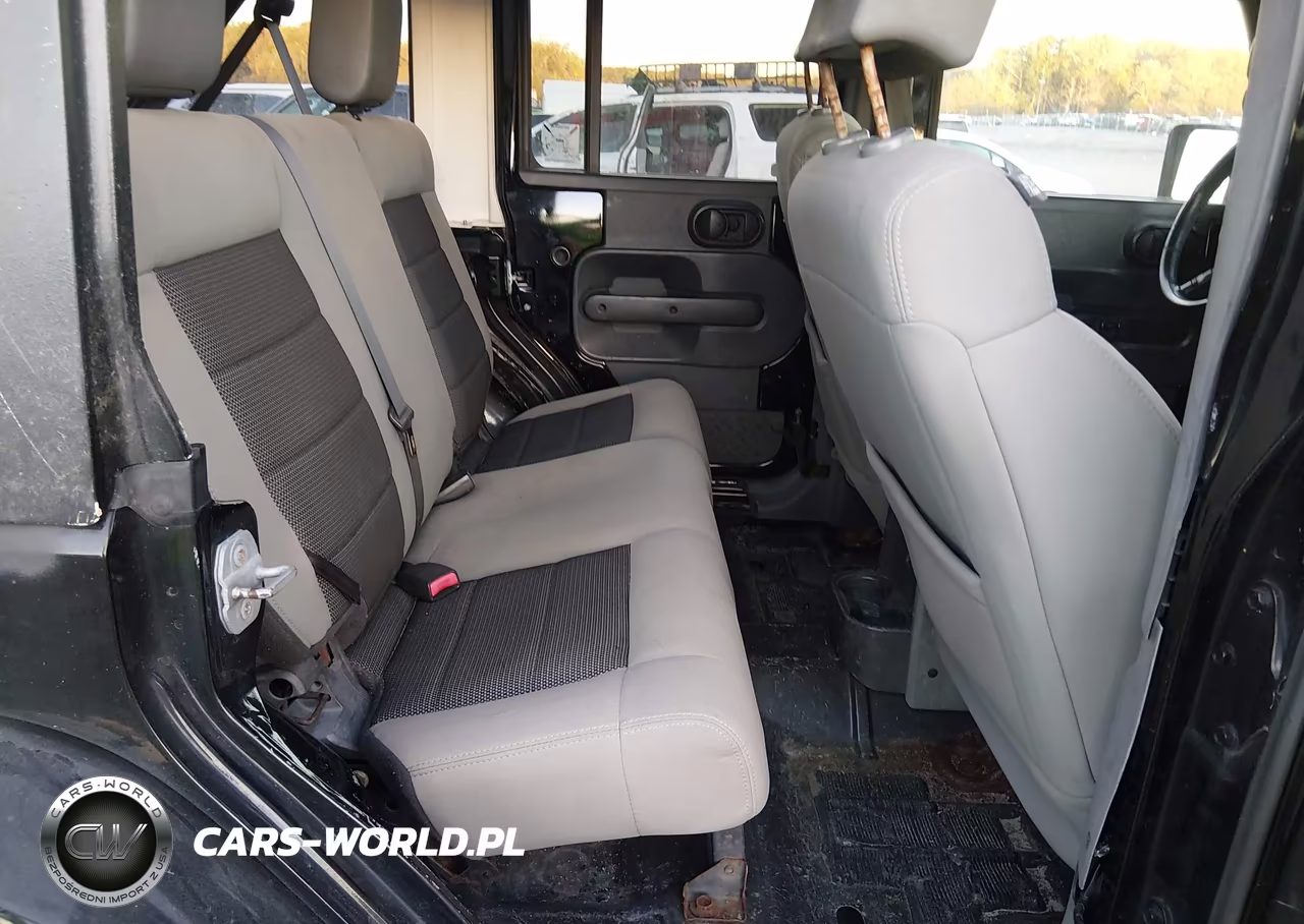 2010 Jeep Wrangler Unlimited Sahara VIN:1J4HA5H17AL137036 - 8