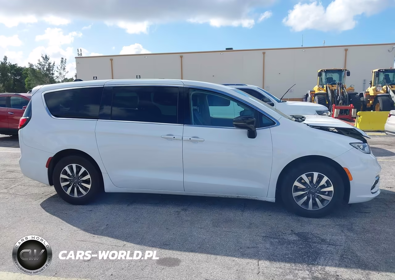 2024 Chrysler Pacifica Hybrid Select VIN:2C4RC1S78RR177901 - 13