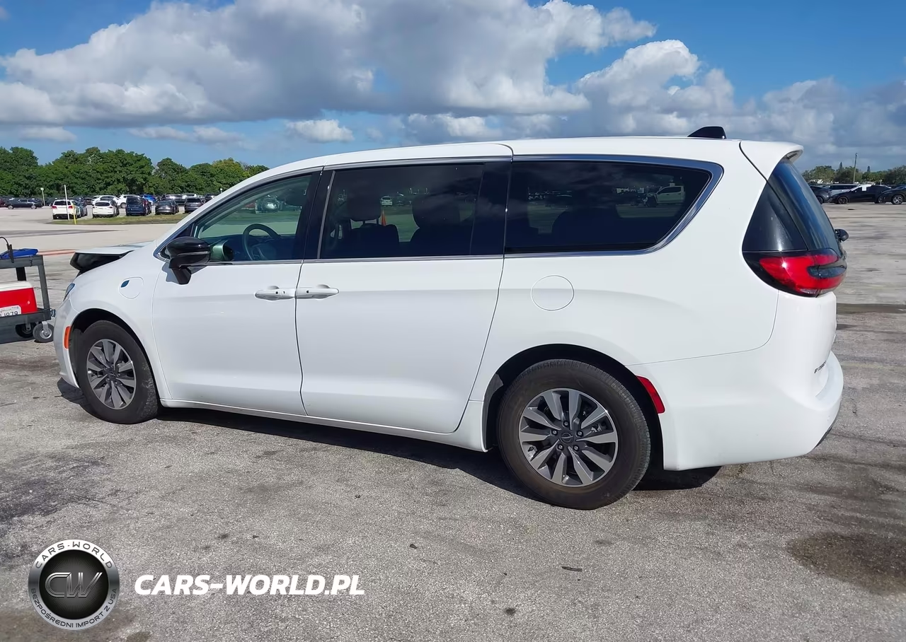 2024 Chrysler Pacifica Hybrid Select VIN:2C4RC1S78RR177901 - 14