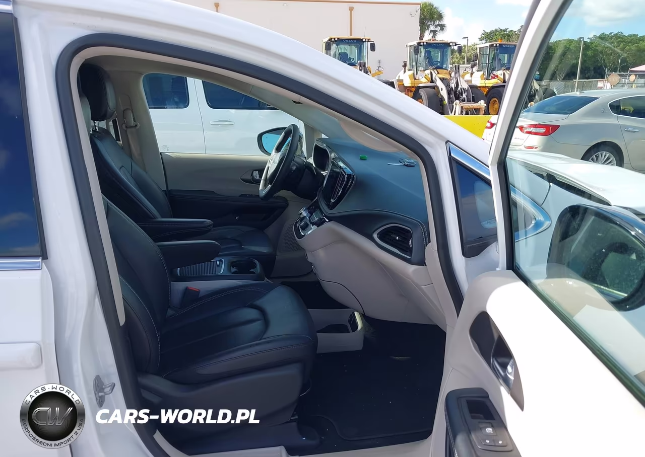 2024 Chrysler Pacifica Hybrid Select VIN:2C4RC1S78RR177901 - 5