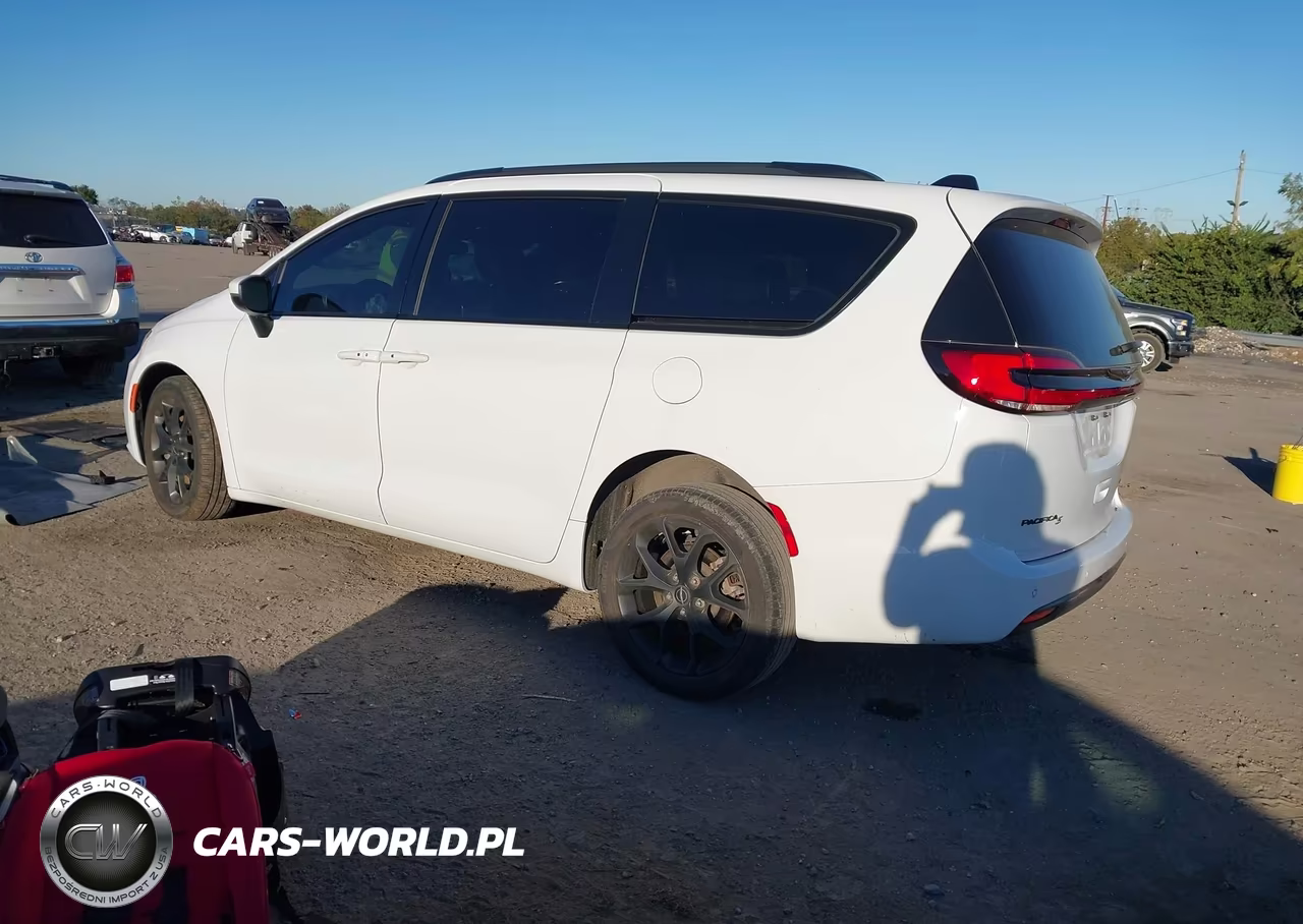2023 Chrysler Pacifica Touring L Awd VIN:2C4RC3BG3PR590091 - 3