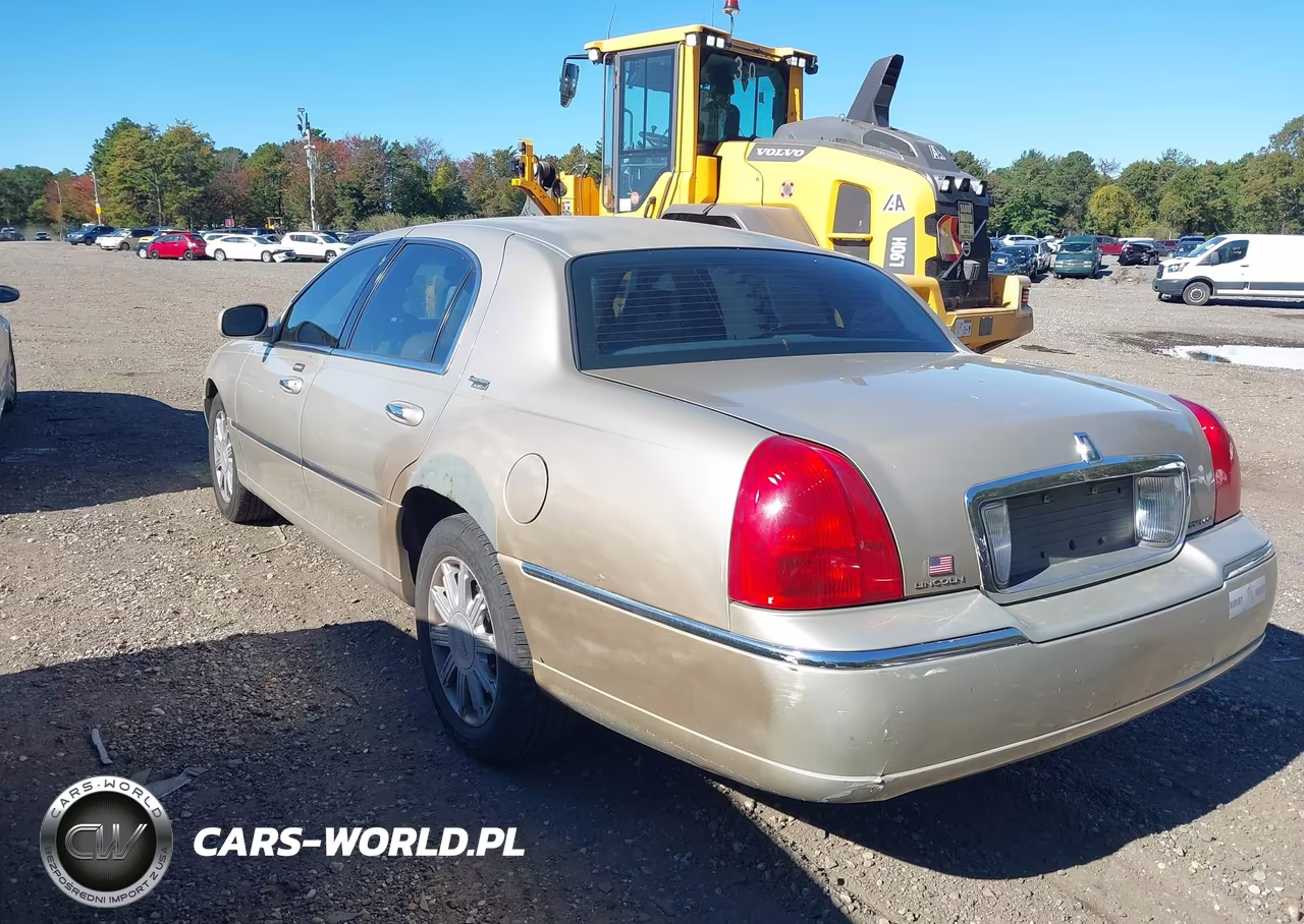 2010 Lincoln Town Car Signature Limited VIN:2LNBL8CV6AX623059 - 3