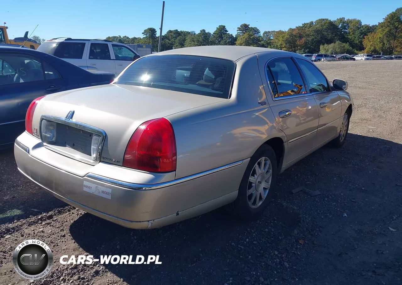 2010 Lincoln Town Car Signature Limited VIN:2LNBL8CV6AX623059 - 4