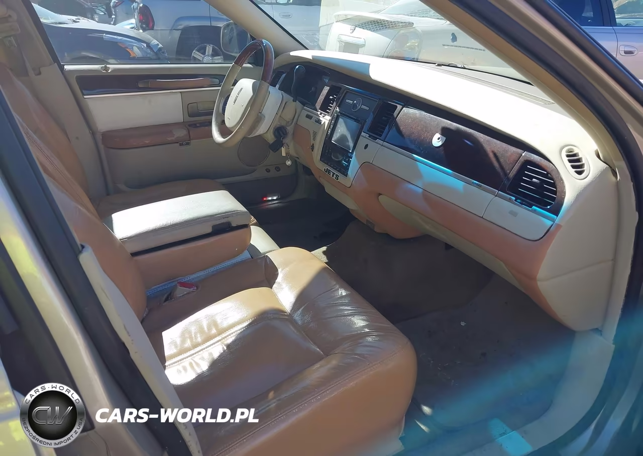 2010 Lincoln Town Car Signature Limited VIN:2LNBL8CV6AX623059 - 5