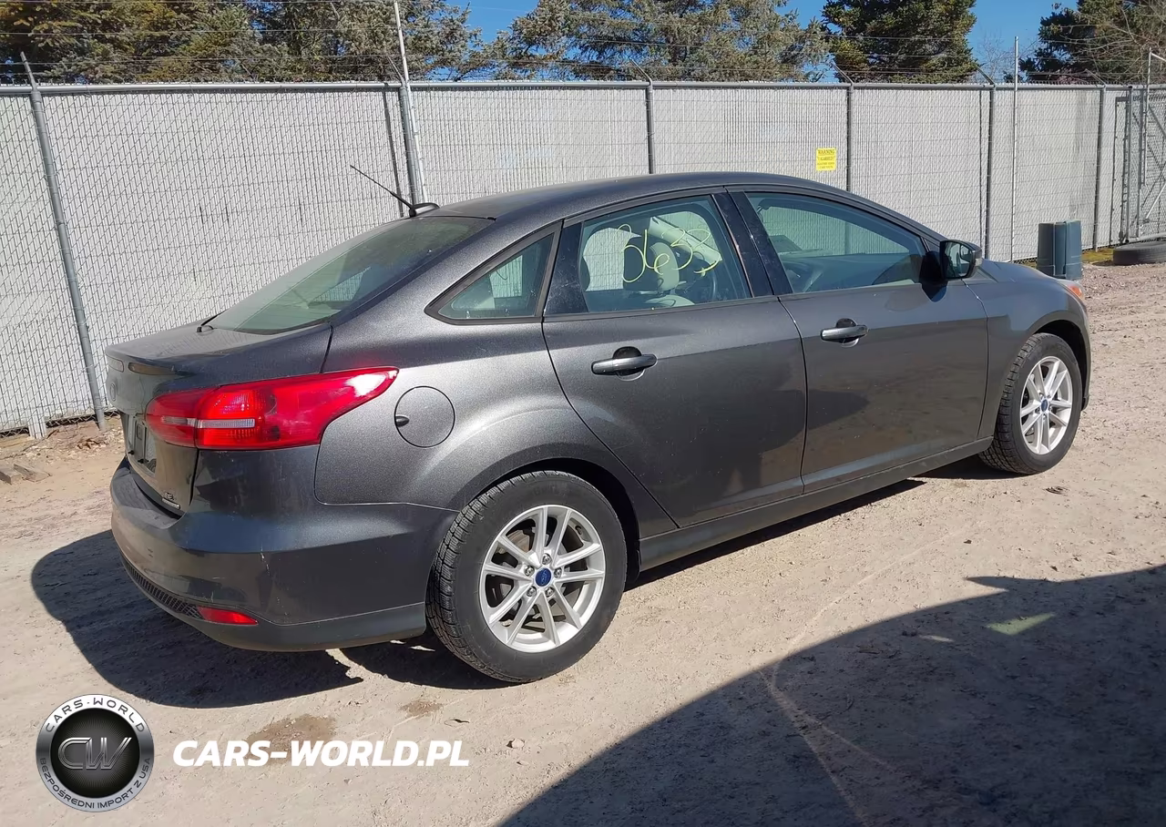 2015 Ford Focus Se VIN:1FADP3F29FL228969 - 4