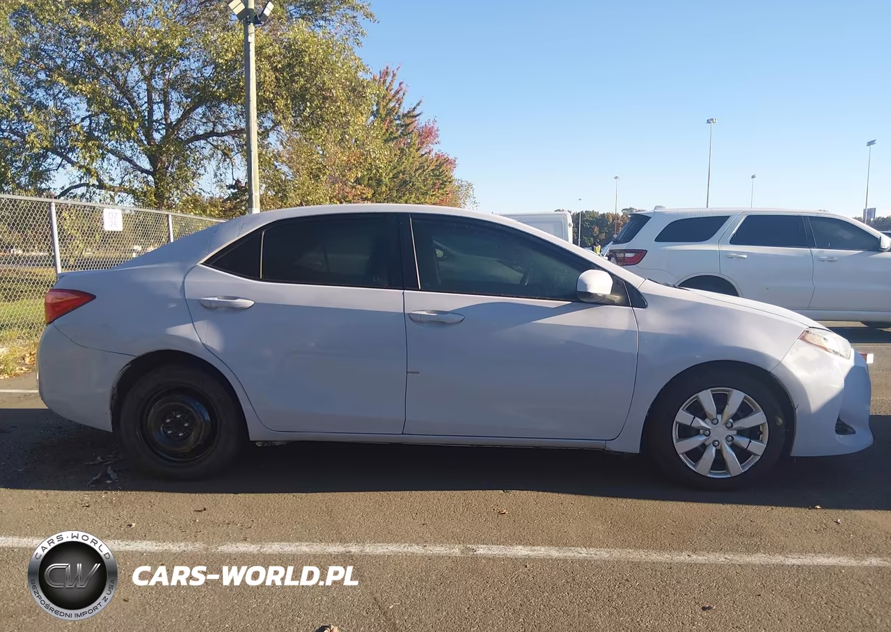 2018 Toyota Corolla Le VIN:2T1BURHEXJC123569 - 13