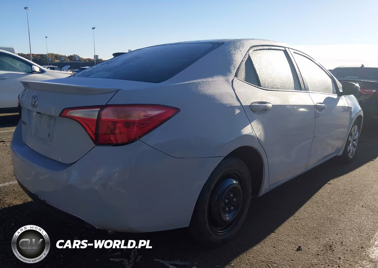 2018 Toyota Corolla Le VIN:2T1BURHEXJC123569 - 4