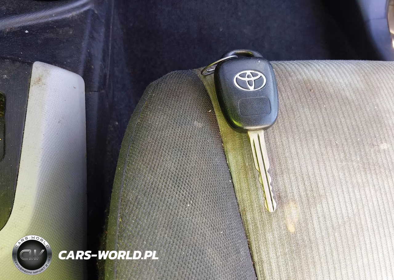 2012 Toyota Prius C Two VIN:JTDKDTB37C1510642 - 11