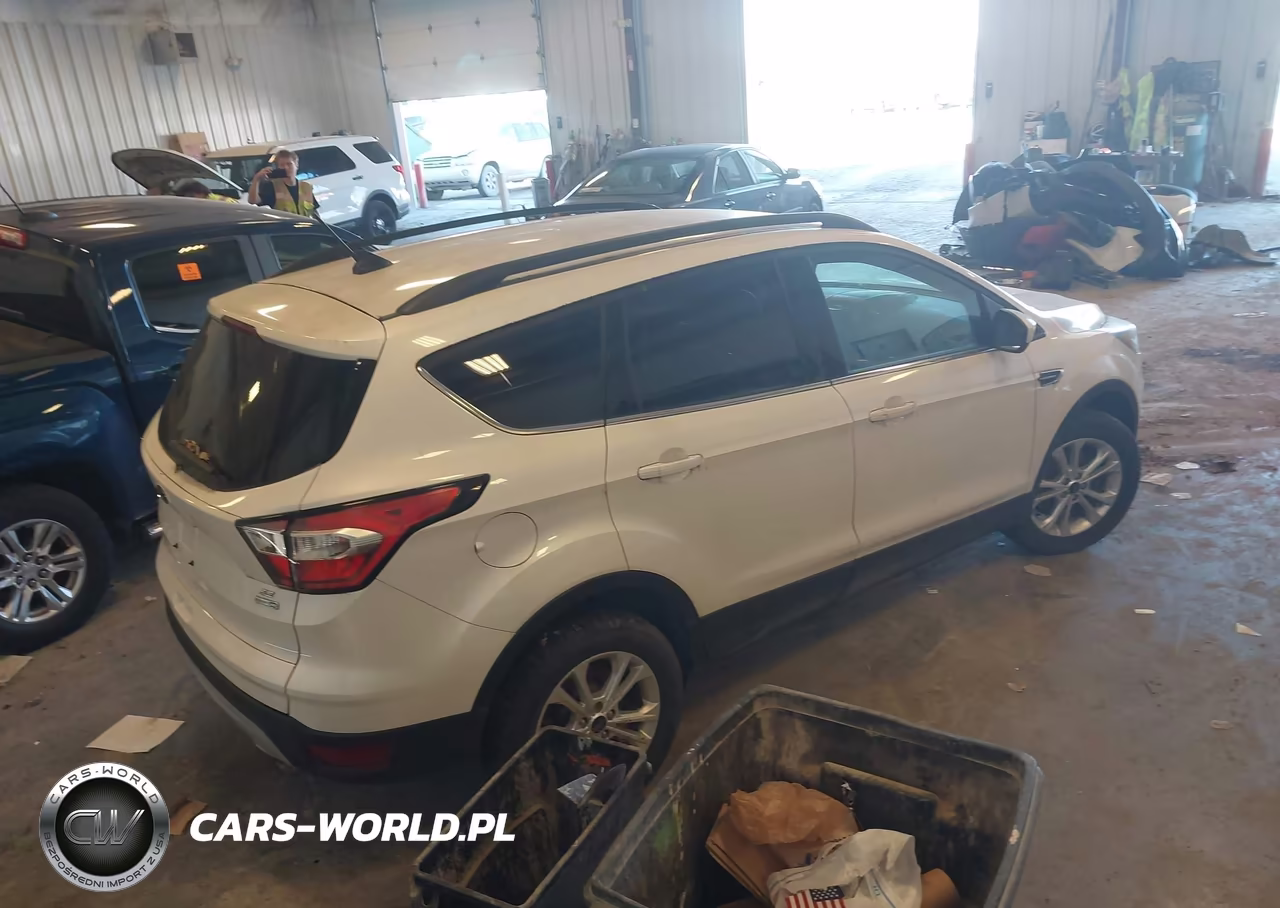 2018 Ford Escape Se VIN:1FMCU9GD2JUA30945 - 4