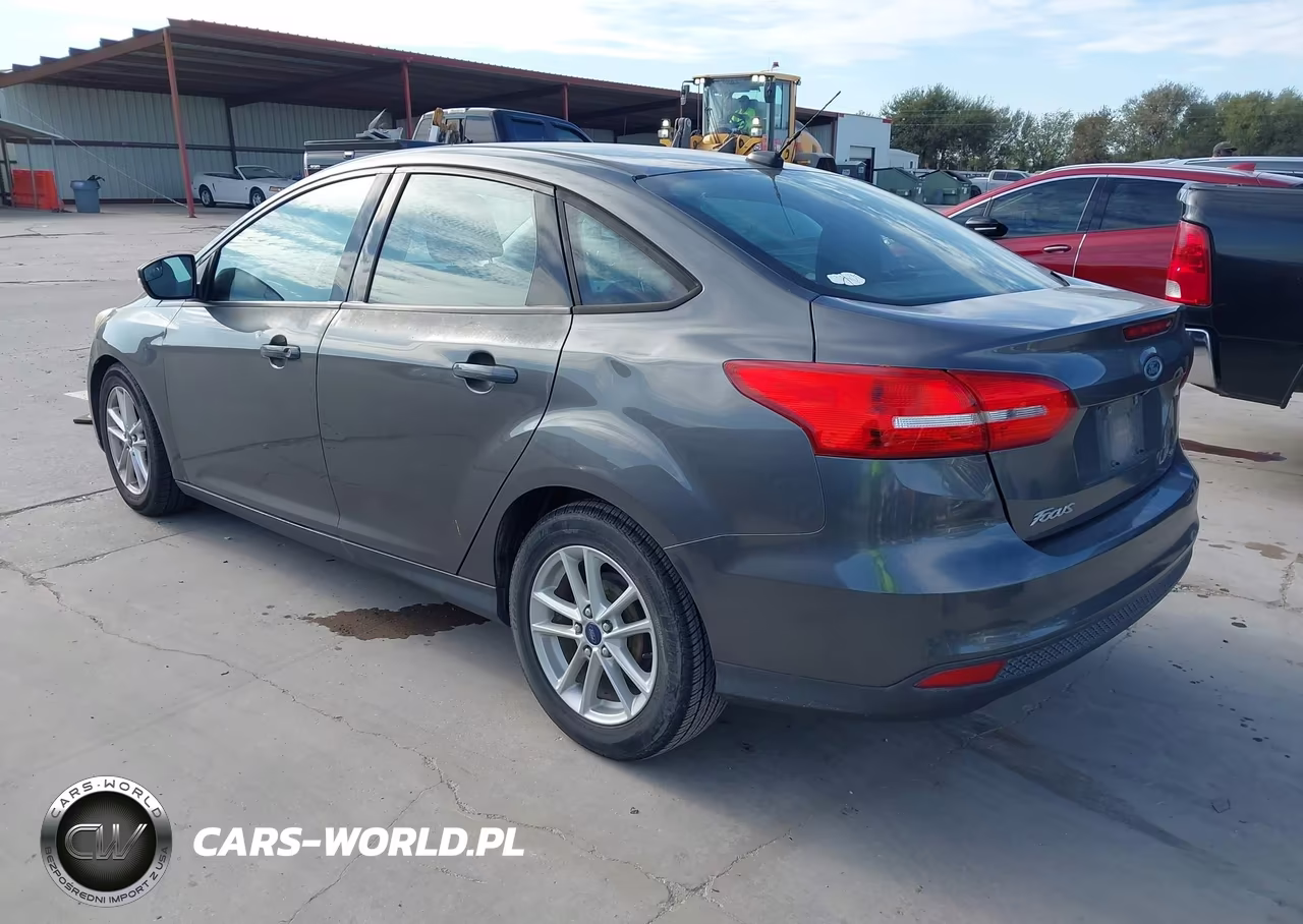 2015 Ford Focus Se VIN:1FADP3F2XFL207693 - 3