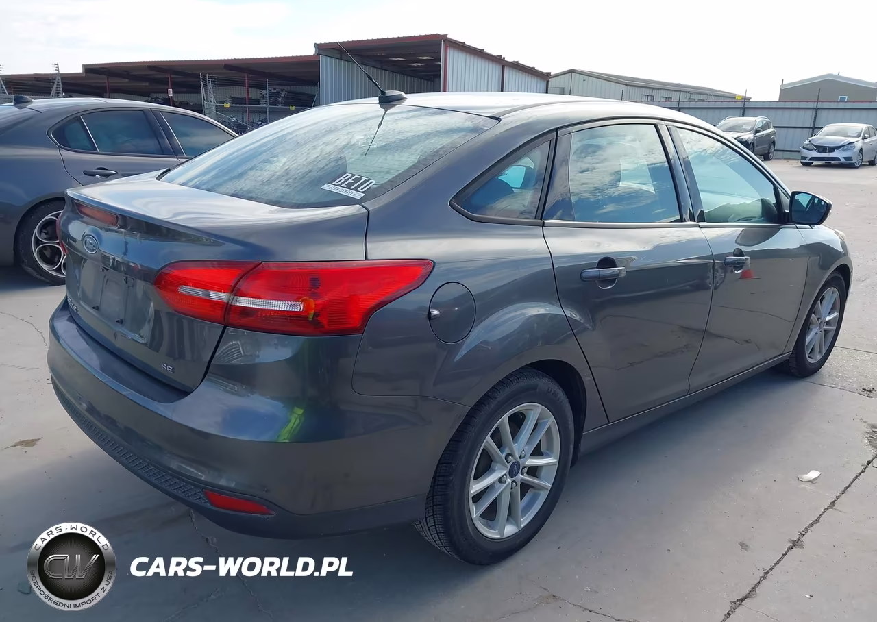 2015 Ford Focus Se VIN:1FADP3F2XFL207693 - 4