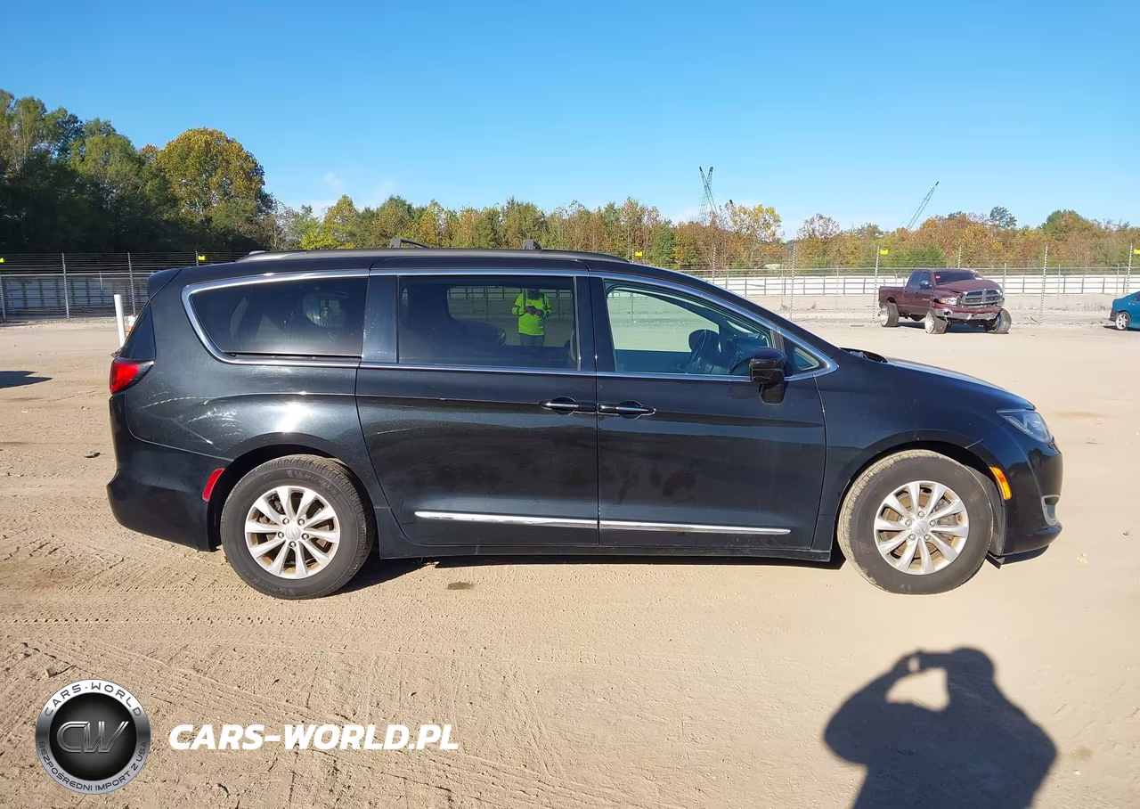 2017 Chrysler Pacifica Touring-L VIN:2C4RC1BG8HR821394 - 13